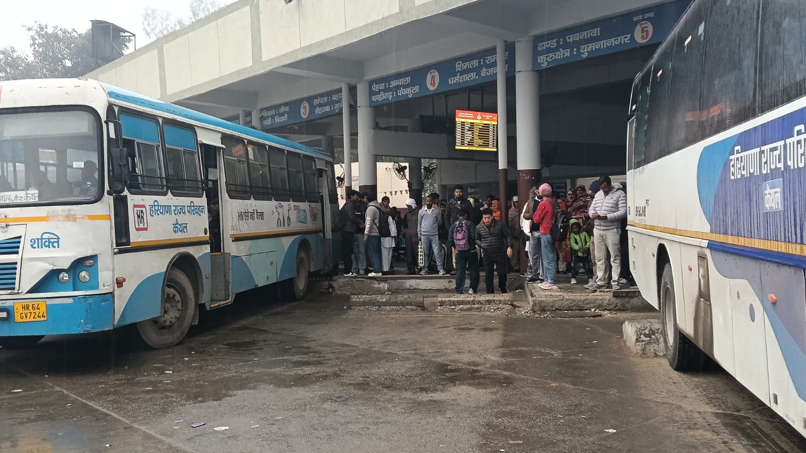 कैथल के बस अड्डे पर बसों का इंतजार करते यात्री। संवाद