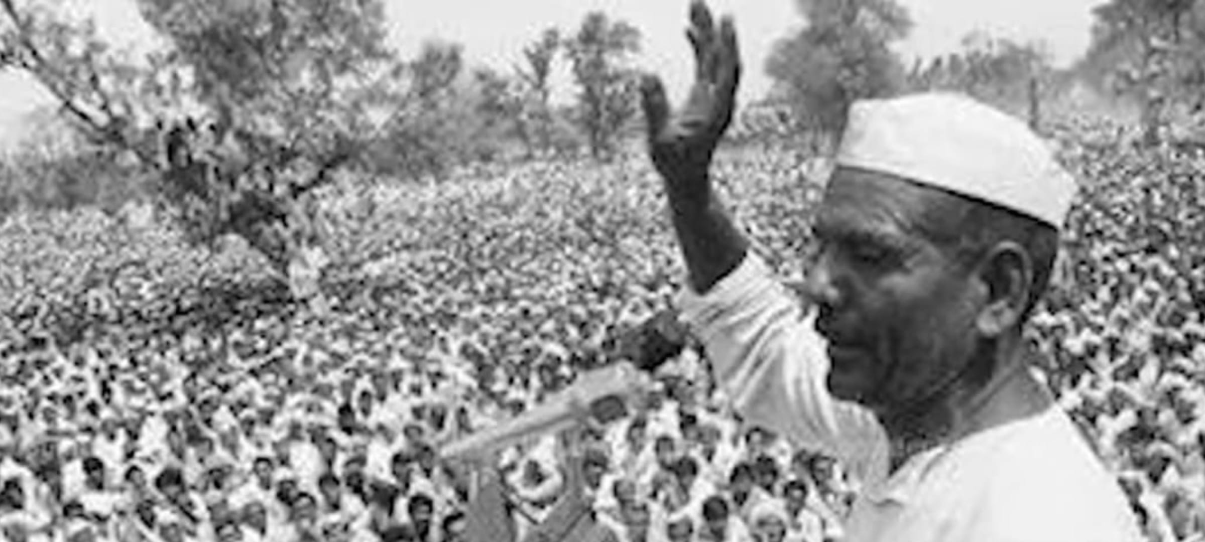 खेत में बैठे किसान मसीहा चौधरी महेंद्र सिंह टिकैत फाइल फोटो खेत में बैठे किसान मसीहा चौधरी महेंद्र सिंह टिकैत फाइल फोटो