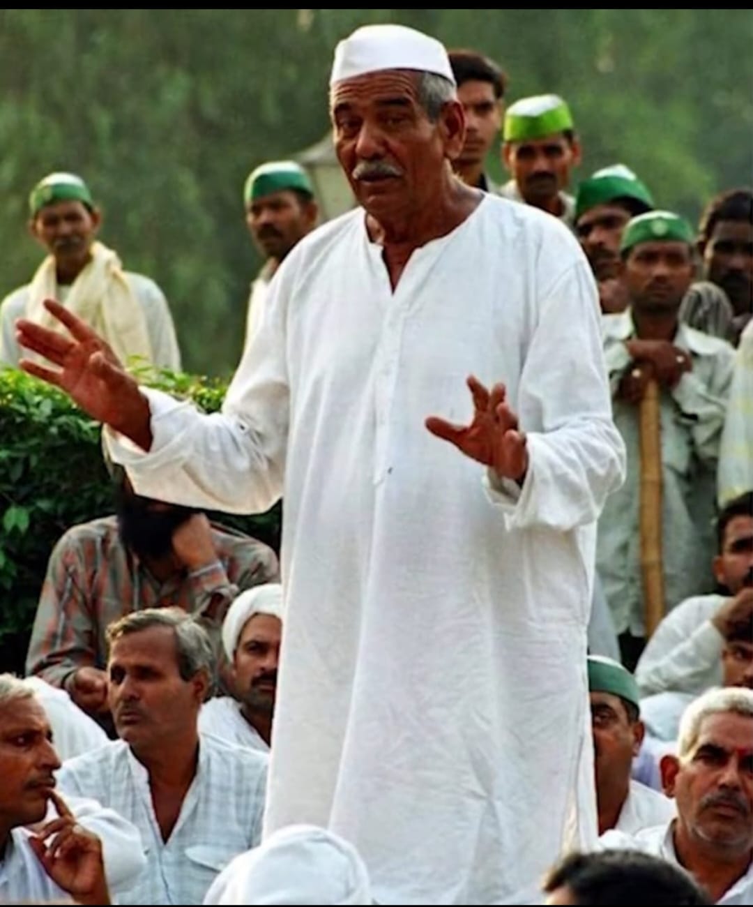 खेत में बैठे किसान मसीहा चौधरी महेंद्र सिंह टिकैत फाइल फोटो खेत में बैठे किसान मसीहा चौधरी महेंद्र सिंह टिकैत फाइल फोटो
