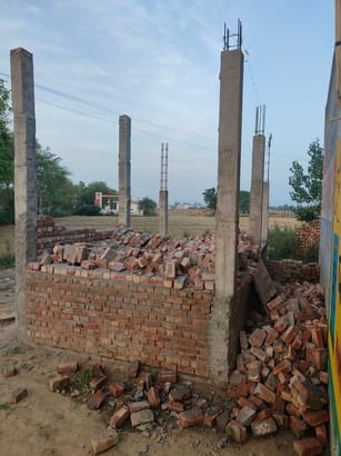 लाडवा। पिपली मार्ग पर सड़क के बीचों-बीच गिरा पेड़। संवाद