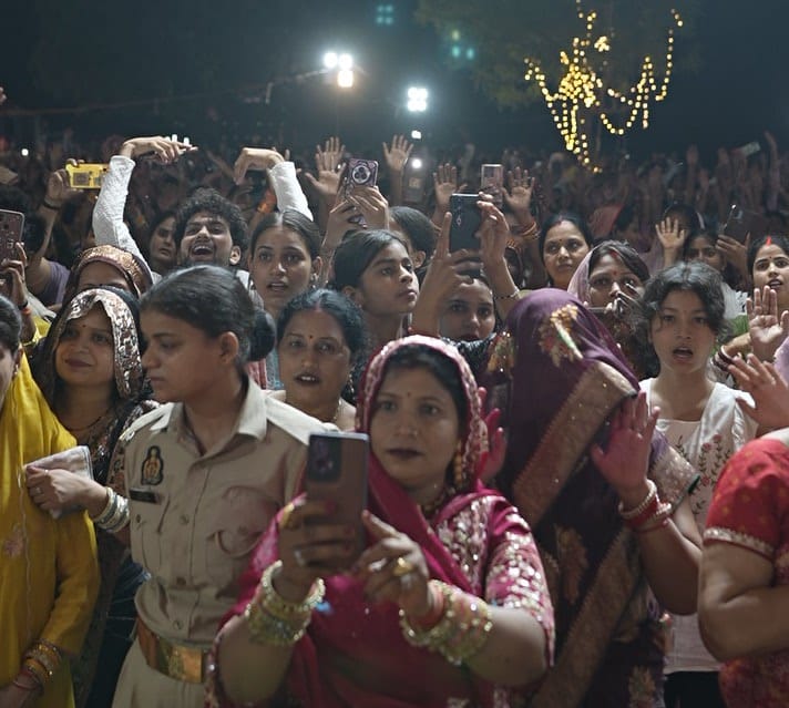 लक्ष्मणपुर के देवापुर आशापुर में आयोजित भजन संध्या कार्यक्रम में गीत प्रस्तुत करती भोजपुर कलाका