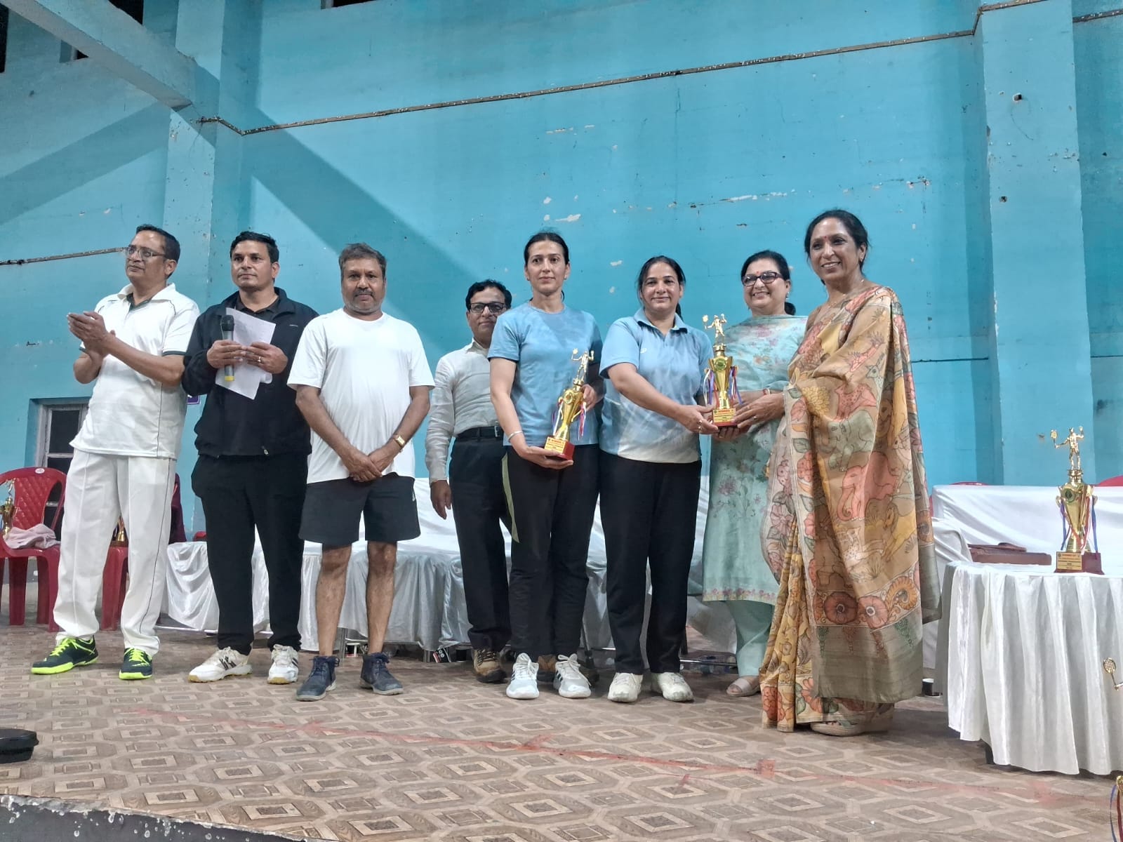 महाविद्यालयों के प्रोफेसरों की एक दिवसीय राज्यस्तरीय बैडमिंंटन प्रतियोगिता में विजेताओं को सम्म