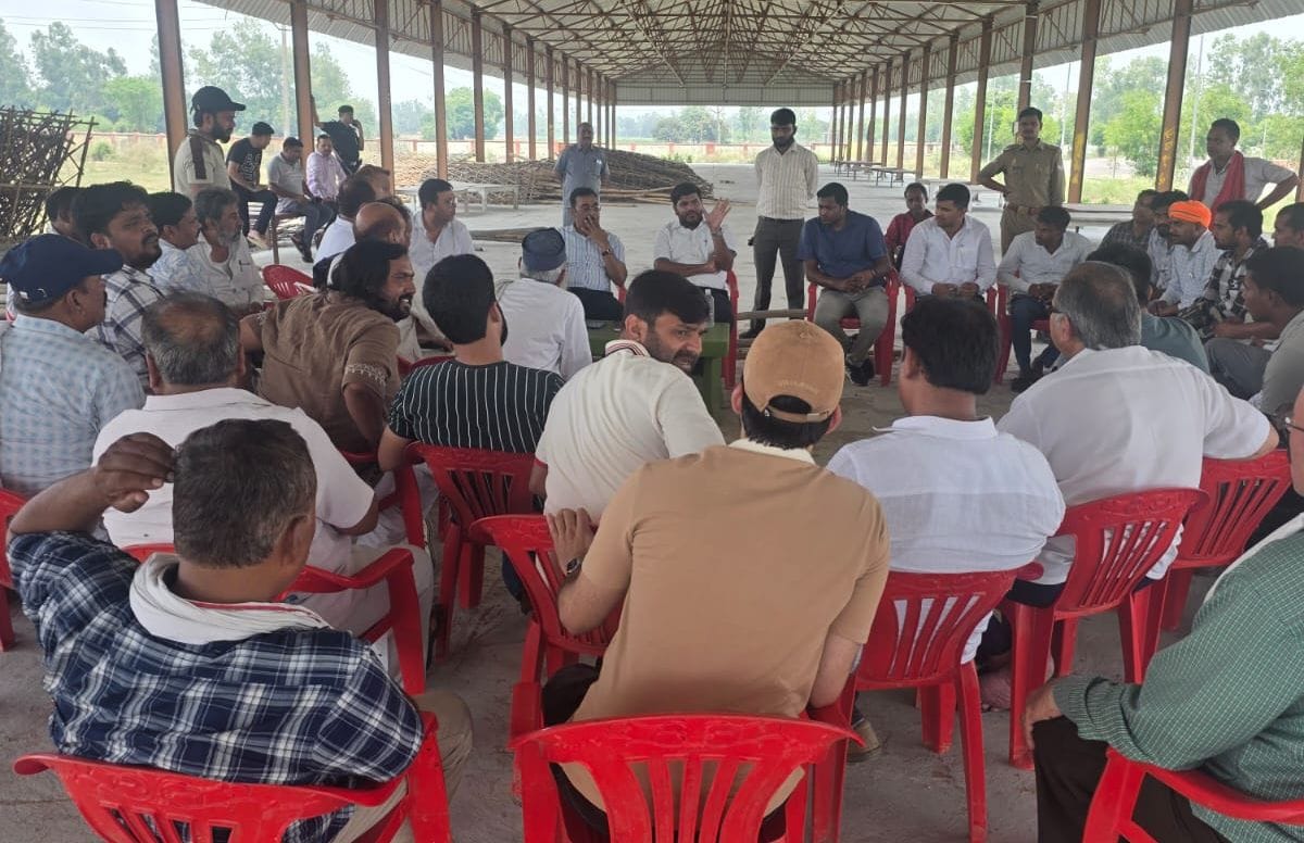 मलिहाबाद चौराहे पर तैयार नई मंडी, हाईवे किनारे तैयार की जा रही अस्थायी मंडी व आढ़तियों को समझात मलिहाबाद चौराहे पर तैयार नई मंडी, हाईवे किनारे तैयार की जा रही अस्थायी मंडी व आढ़तियों को समझात