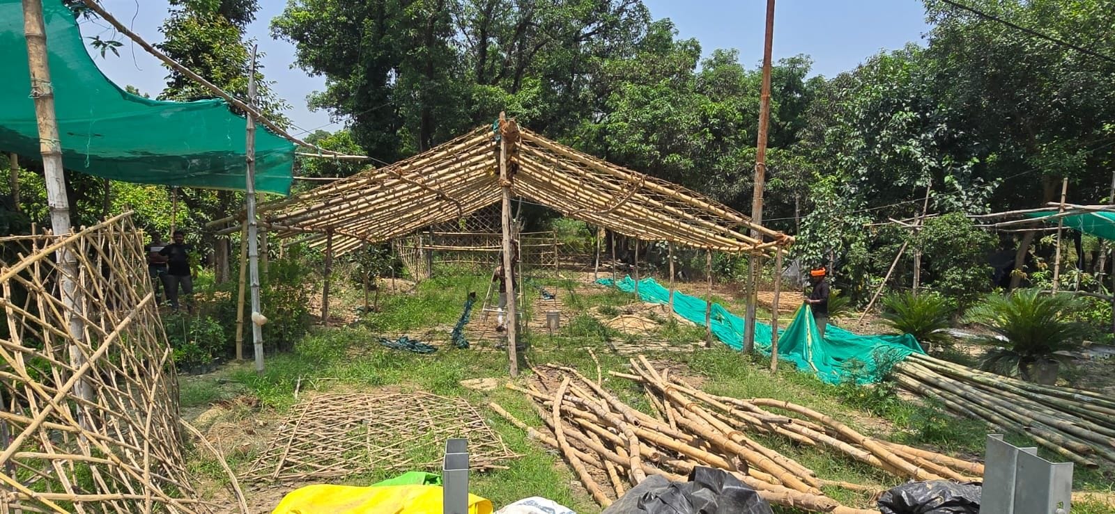 मलिहाबाद चौराहे पर तैयार नई मंडी, हाईवे किनारे तैयार की जा रही अस्थायी मंडी व आढ़तियों को समझात मलिहाबाद चौराहे पर तैयार नई मंडी, हाईवे किनारे तैयार की जा रही अस्थायी मंडी व आढ़तियों को समझात