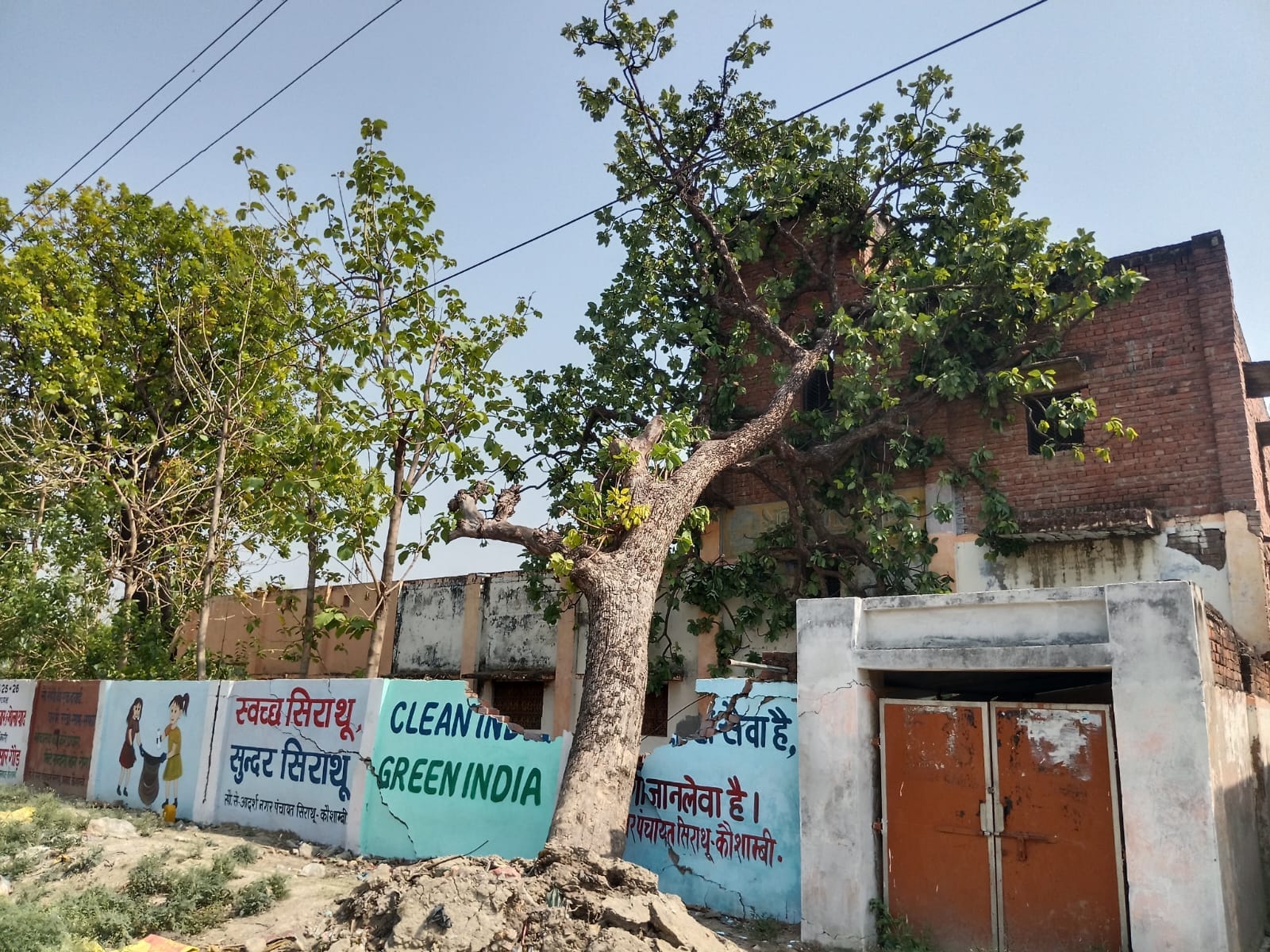 मनौरी फीडर के मिरकुंडी गांव में पेड़ गिरने से क्षतिग्रस्त पोल और तार। संवाद