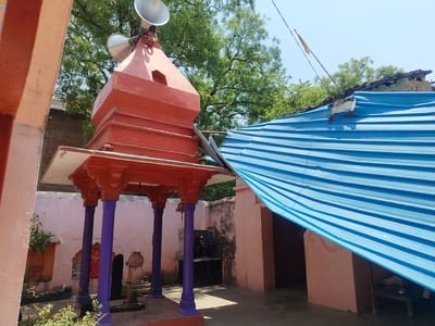 मनौरी फीडर के मिरकुंडी गांव में पेड़ गिरने से क्षतिग्रस्त पोल और तार। संवाद