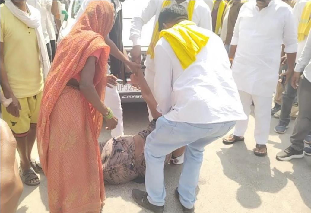 मृतक सनि के परिजनों से मिले ओपी राजभर, सहायता राशि दिलाने का दिया आश्वासन स्रोत-संवाद मृतक सनि के परिजनों से मिले ओपी राजभर, सहायता राशि दिलाने का दिया आश्वासन स्रोत-संवाद