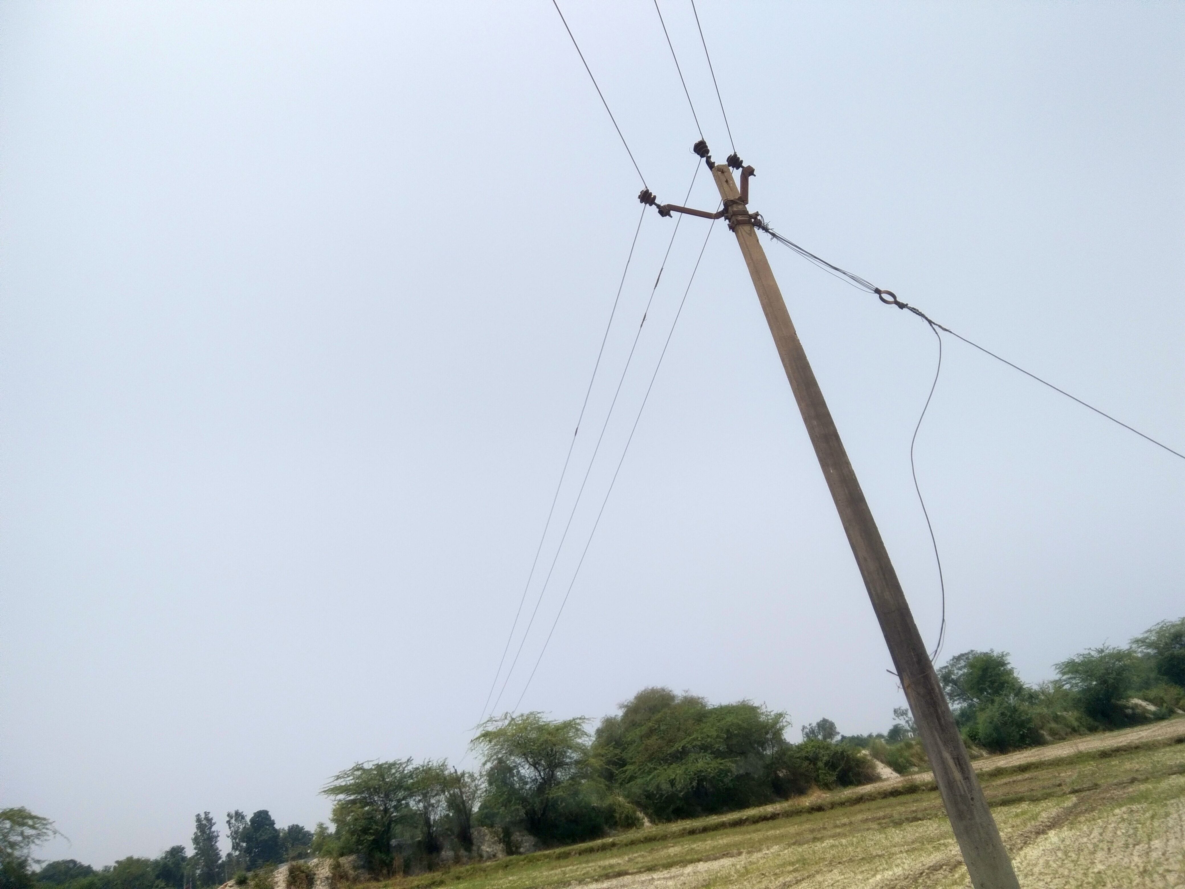 नगराम में हाईटेंशन लाइन के मानक से नीचे लटक रहे तार। नगराम में हाईटेंशन लाइन के मानक से नीचे लटक रहे तार।
