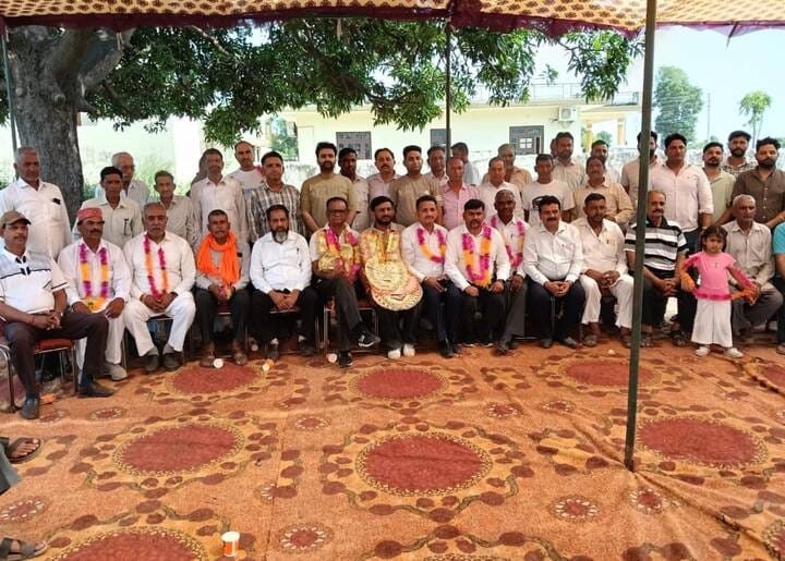 नालागढ़ के भोगपुर में पंचायत में निर्विरोध चुनी प्रधान व वार्ड सदस्य- स्रोत- ग्रामीण। नालागढ़ के भोगपुर में पंचायत में निर्विरोध चुनी प्रधान व वार्ड सदस्य- स्रोत- ग्रामीण।
