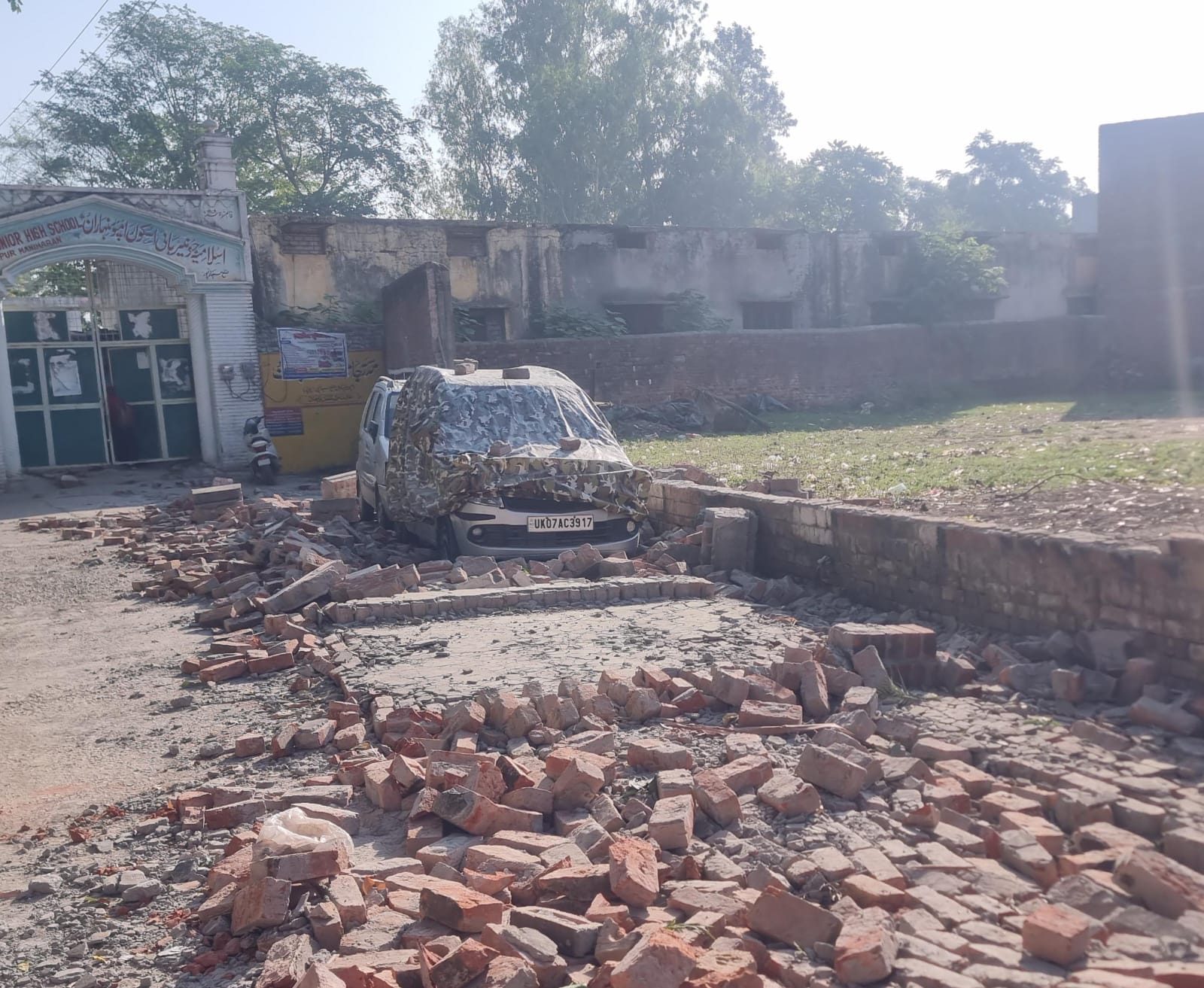 नानौता में भूरा सिद्दीकी के मकान पर गिरा बिजली का खंभा। संवाद