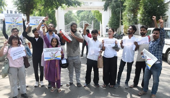 नीट पेपर लीक मामले के खिलाफ प्रदर्शन