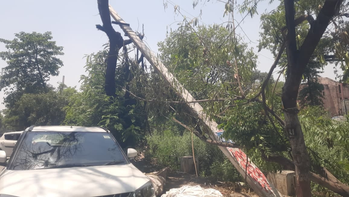 प्लाईवुड फैक्टरी मे तेज अंधड़ से टूटी चिमनी को हटाती क्रेन। स्वयं