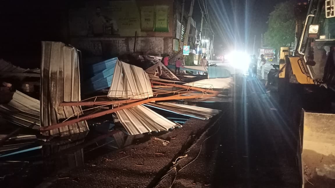प्लाईवुड फैक्टरी मे तेज अंधड़ से टूटी चिमनी को हटाती क्रेन। स्वयं