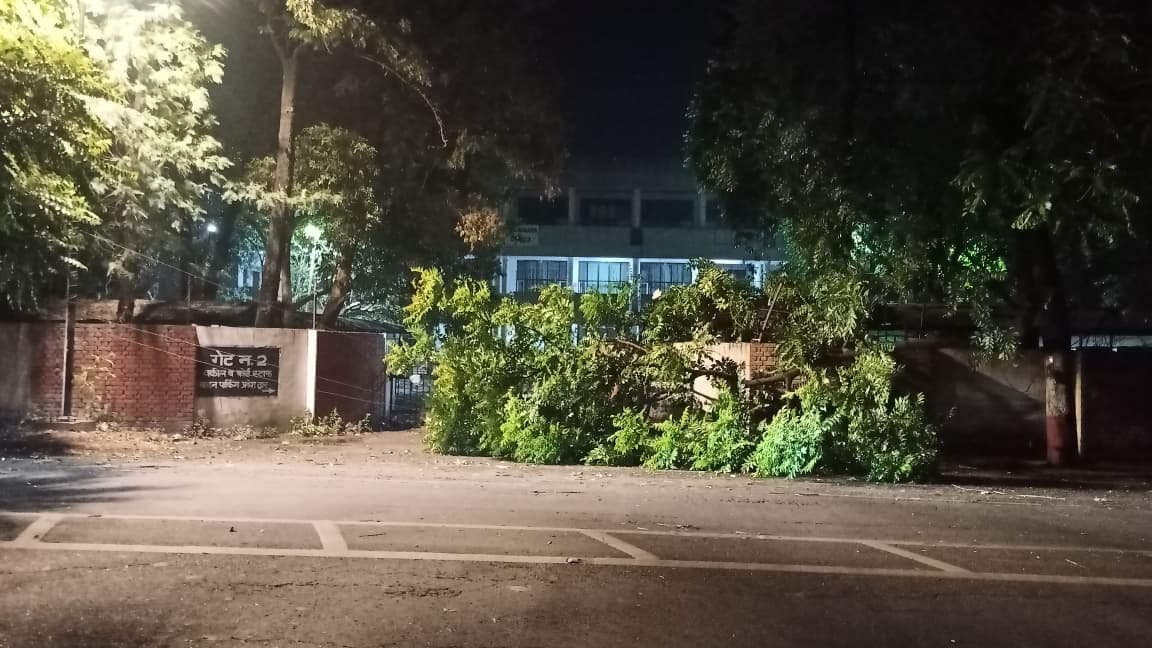 प्लाईवुड फैक्टरी मे तेज अंधड़ से टूटी चिमनी को हटाती क्रेन। स्वयं