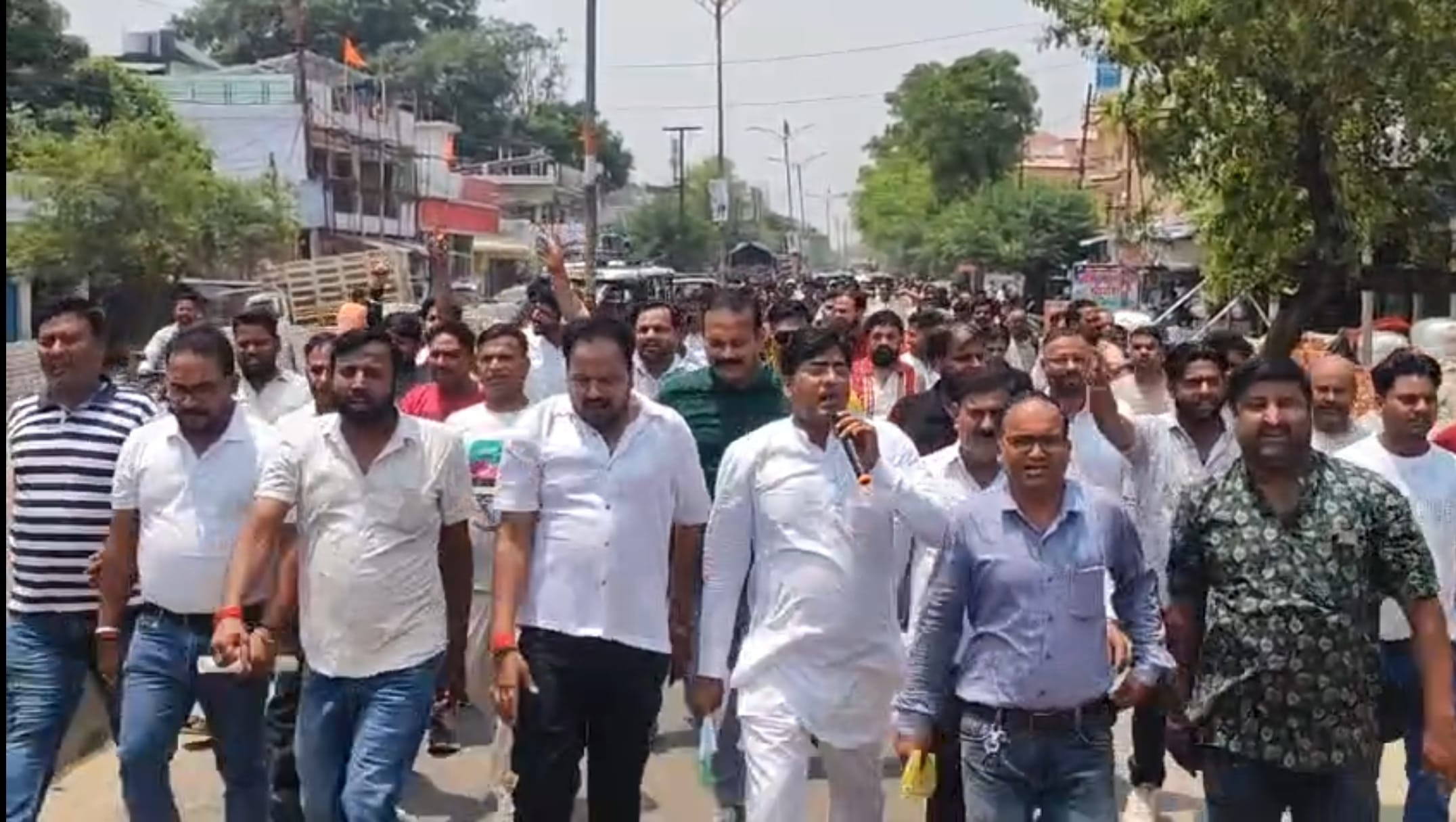 पलिया तहसील में एसडीएम से वार्ता करते व्यापारी। संवाद