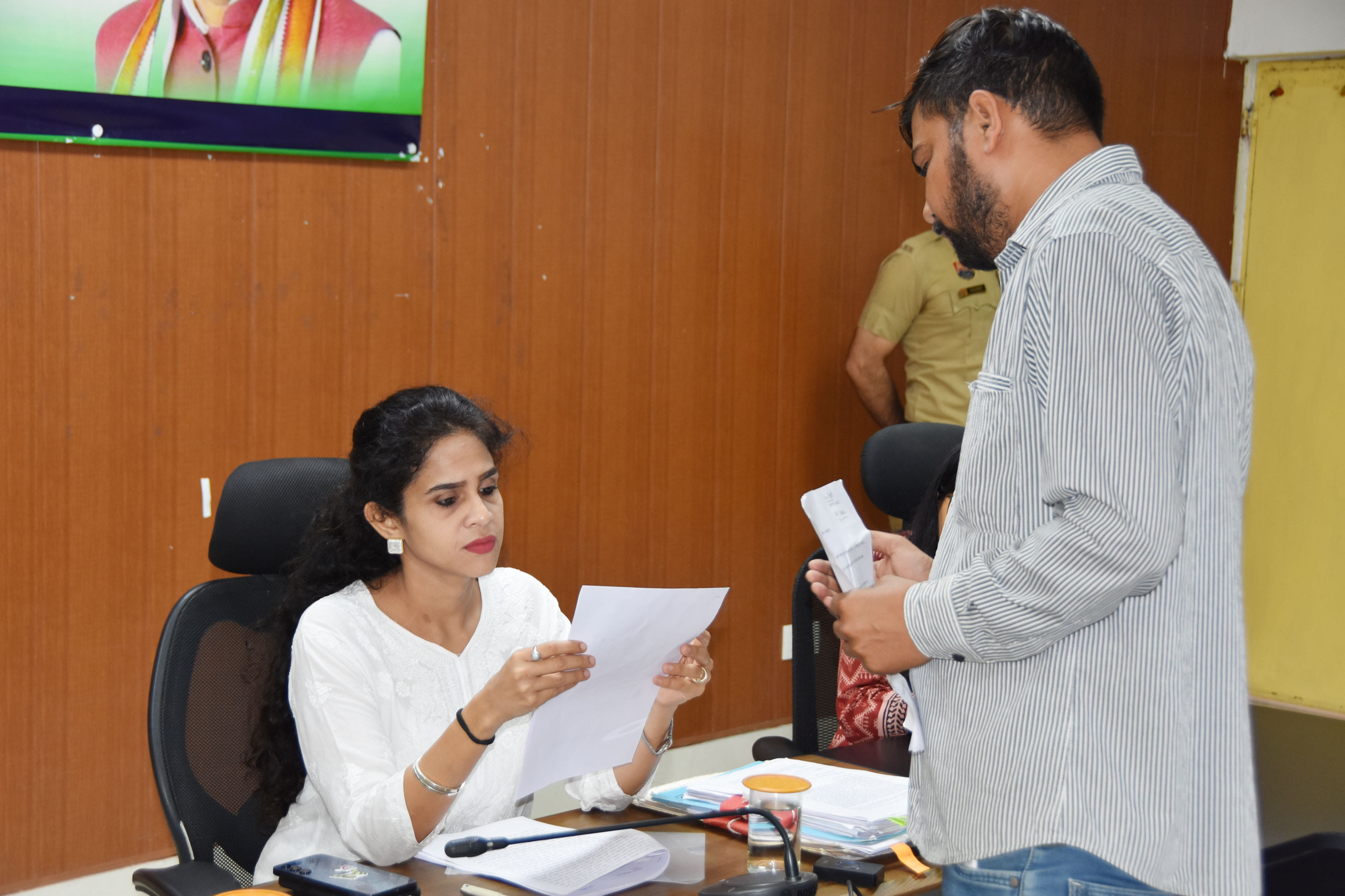 समाधान शिविर में समस्याएं सुनती डीसी। प्रवक्ता