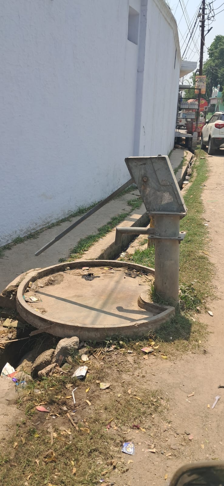 शहर के आवास विकास कॉलोनी जाने वाले मार्ग पर सूखा पड़ा हैंडपंप। संवाद शहर के आवास विकास कॉलोनी जाने वाले मार्ग पर सूखा पड़ा हैंडपंप। संवाद