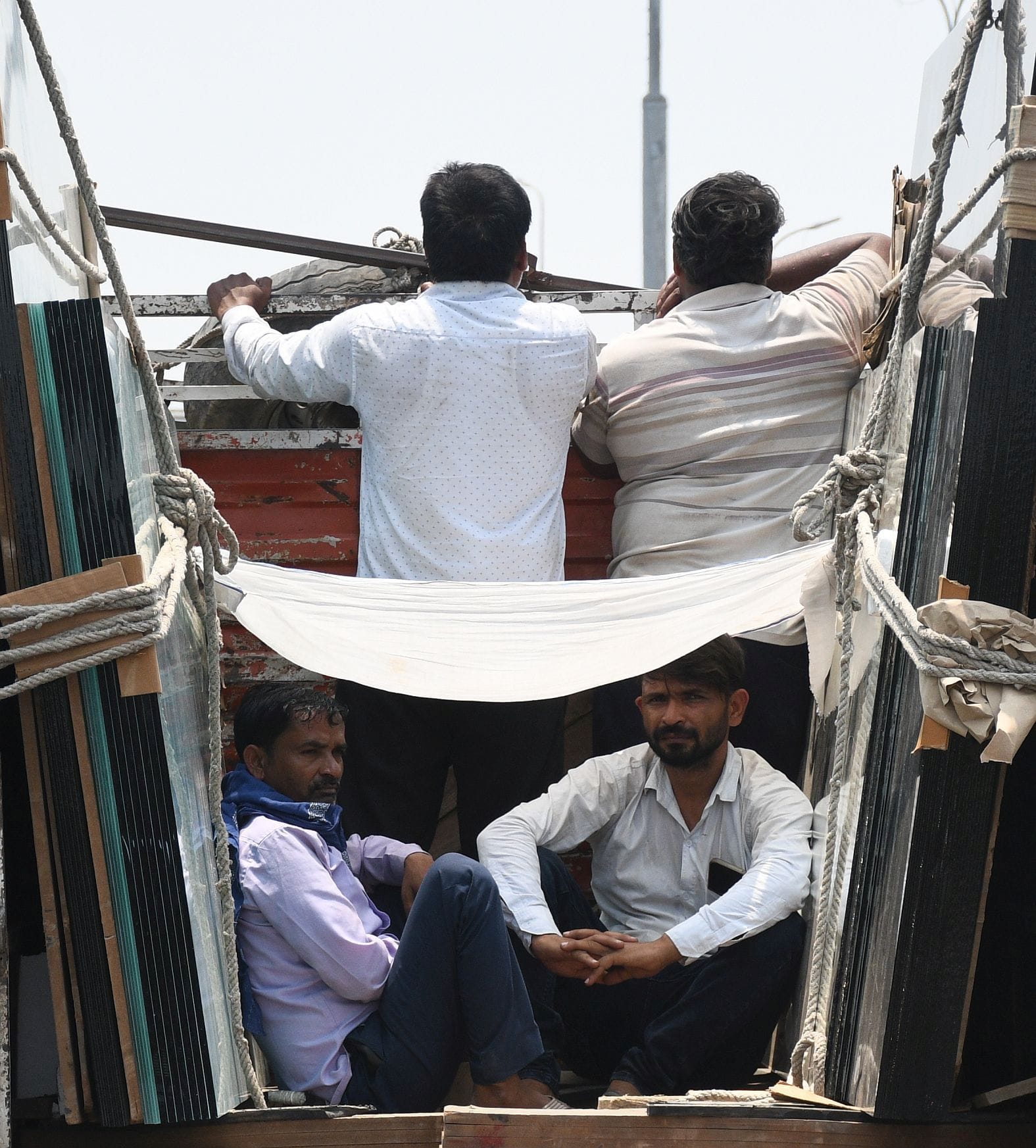 तेज धूप से बृहस्पतिवार को लोग परेशान नजर आए।