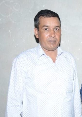 16जेएनडी34: नागरिक अस्पताल में डीएसपी से शव के पोस्टमार्टम करवाने की मांग करते ग्रामीण। संवाद