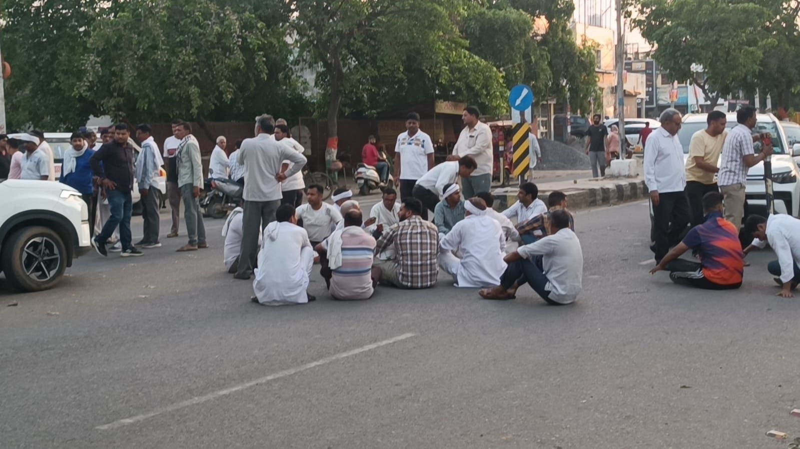16जेएनडी34: नागरिक अस्पताल में डीएसपी से शव के पोस्टमार्टम करवाने की मांग करते ग्रामीण। संवाद