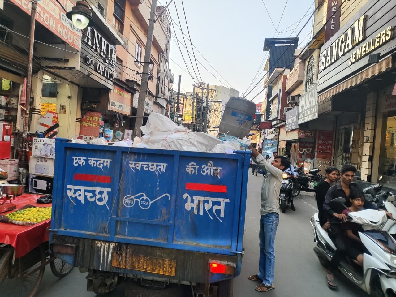 17-डबल फाटक के पास सफाई करते हुए कर्मचारी। संवाद 17-डबल फाटक के पास सफाई करते हुए कर्मचारी। संवाद