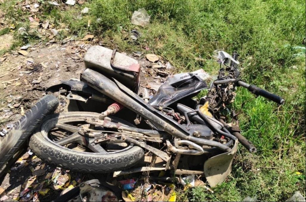 अंकित पासवान व राम अवतार की फाइल फोटो और क्षतिग्रस्त बाइक। संवाद