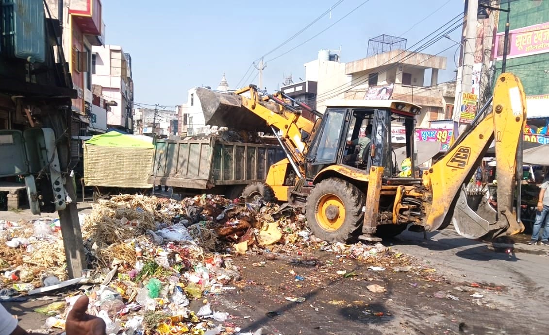 भगत सिंह चौक के गेट के आगे सड़क किनारे फैला कूड़ा। संवाद