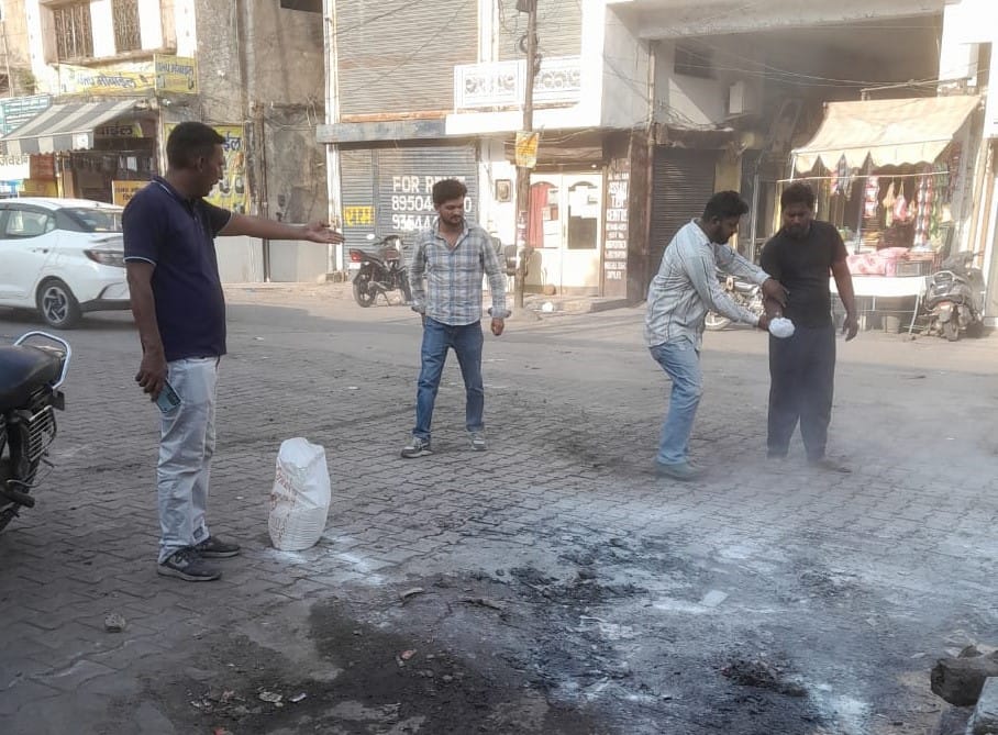 भगत सिंह चौक के गेट के आगे सड़क किनारे फैला कूड़ा। संवाद