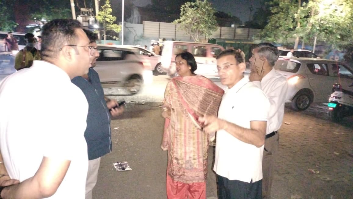 भगत सिंह चौक के गेट के आगे सड़क किनारे फैला कूड़ा। संवाद