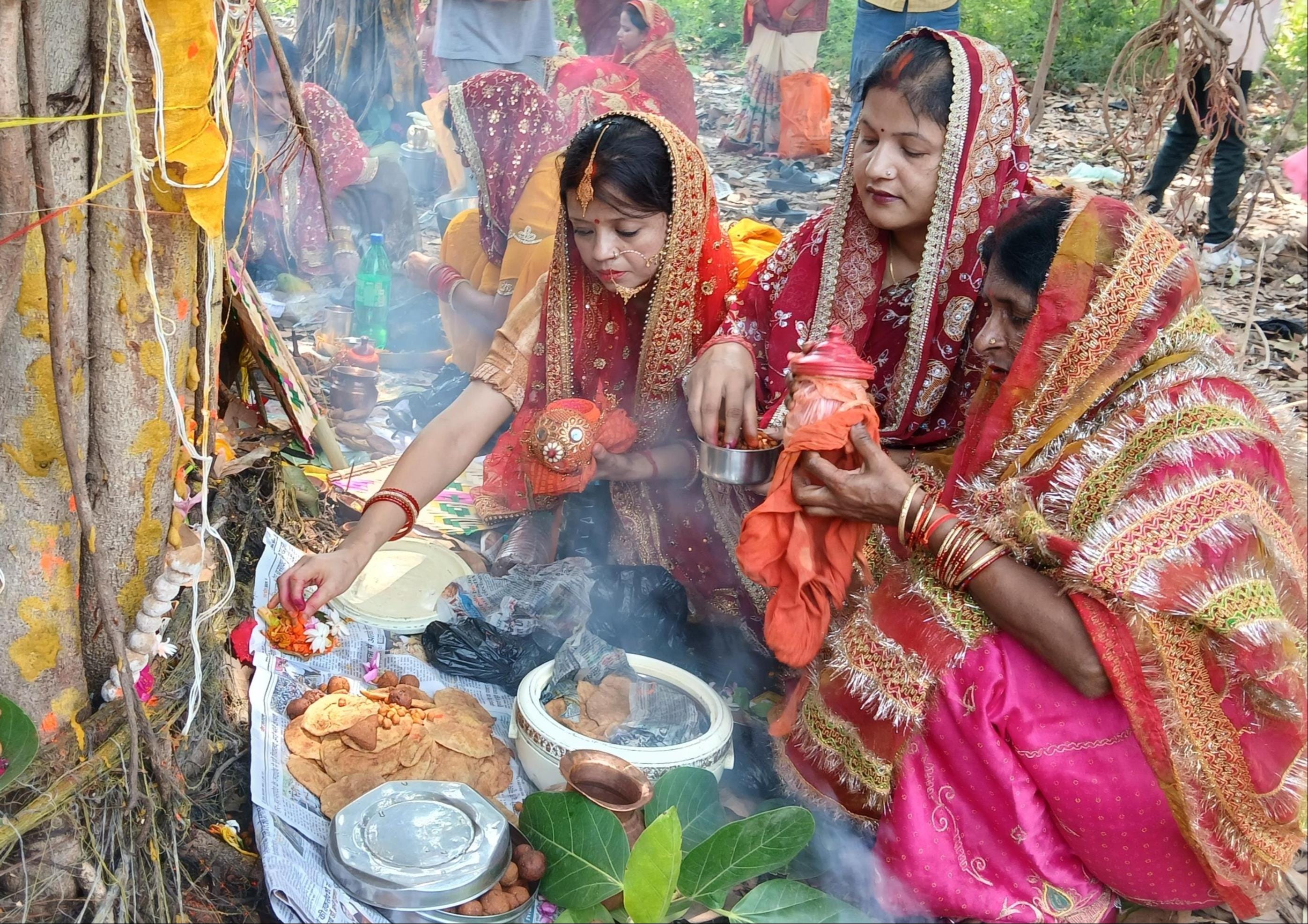 बिजली विभाग परिसर व नूरामल मंदिर में वट सावित्री व्रत पर पूजन करतीं सुहागिनें। - संवाद