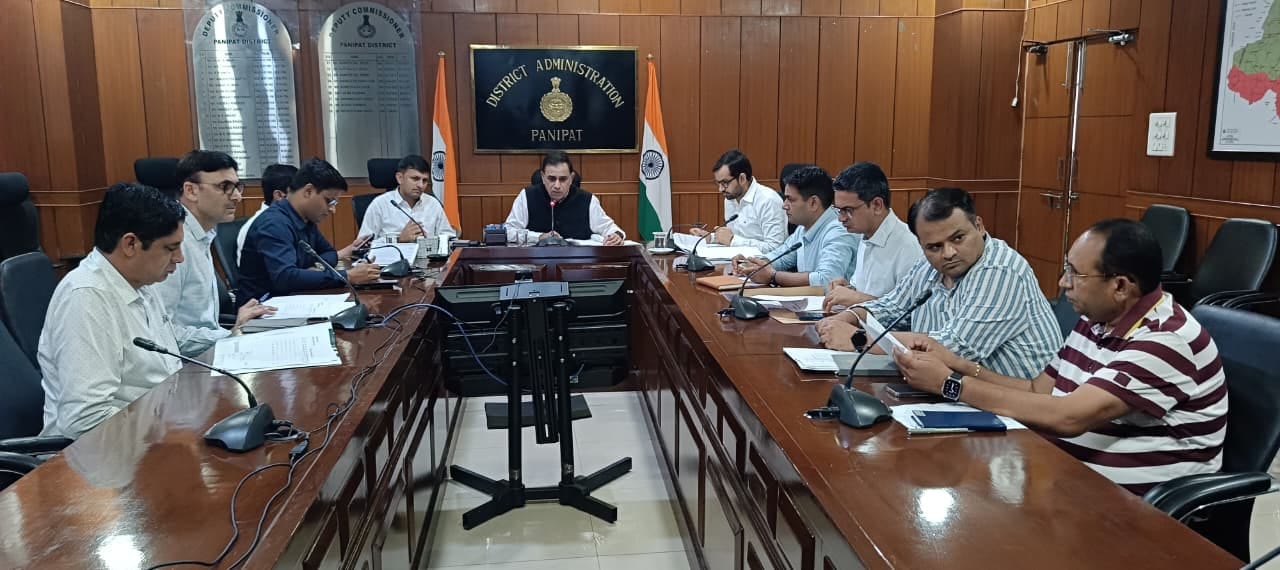 बैठक में जानकारी देते उपायुक्त डॉ. वीरेंद्र कुमार दहिया। सूचना विभाग