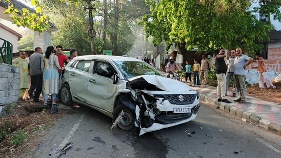 डांगक्वाली सड़क पर दो वाहनों की टक्कर। संवाद