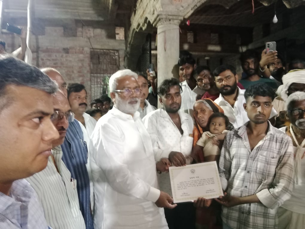 फूलपुर के जोगिया शेखपुर गांव में मृतक मां बेटे के परिजनों को सहायता राशि का चेक प्रदान करते मंत फूलपुर के जोगिया शेखपुर गांव में मृतक मां बेटे के परिजनों को सहायता राशि का चेक प्रदान करते मंत