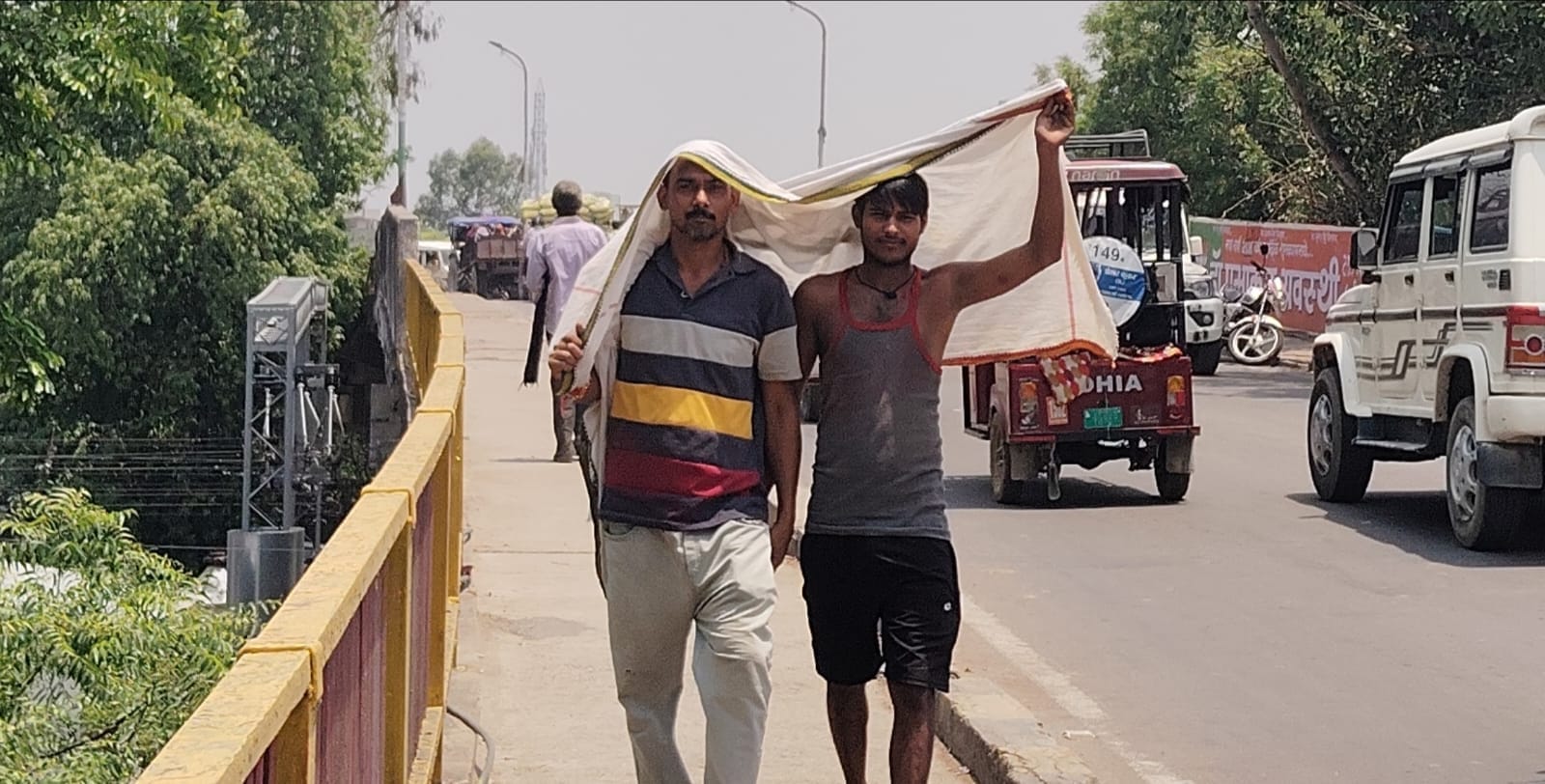 फोटो - 11 तहसील के पास पेड़ की छांव में बैठकर प्यास बुझाते बुजुर्ग। संवाद फोटो - 11 तहसील के पास पेड़ की छांव में बैठकर प्यास बुझाते बुजुर्ग। संवाद