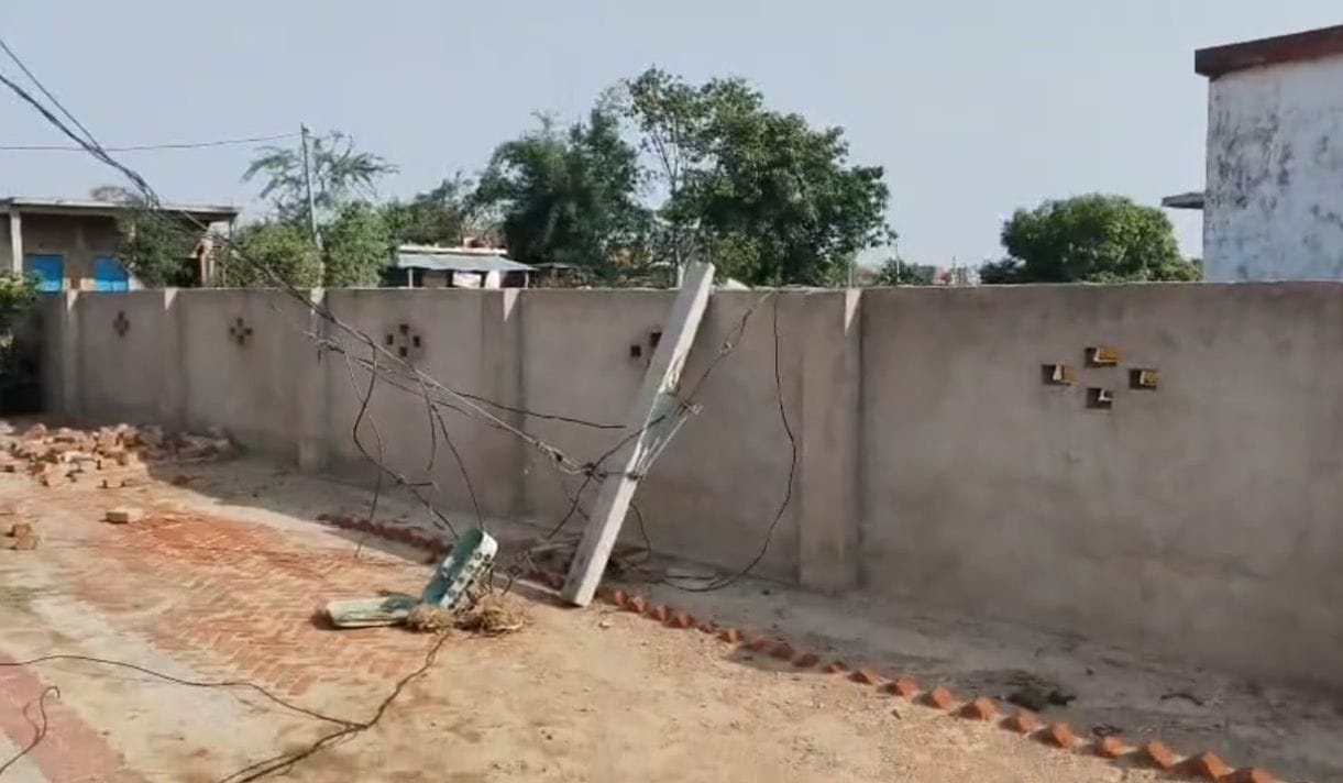 फोटो-17-मवई भान में पोल लगाते बिजली विभाग के कर्मचारी। संवाद फोटो-17-मवई भान में पोल लगाते बिजली विभाग के कर्मचारी। संवाद