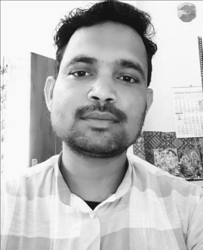 फोटो-23--जमींदोज हुई अमिया को बोरियों में भरते बागवान। संवाद फोटो-23--जमींदोज हुई अमिया को बोरियों में भरते बागवान। संवाद