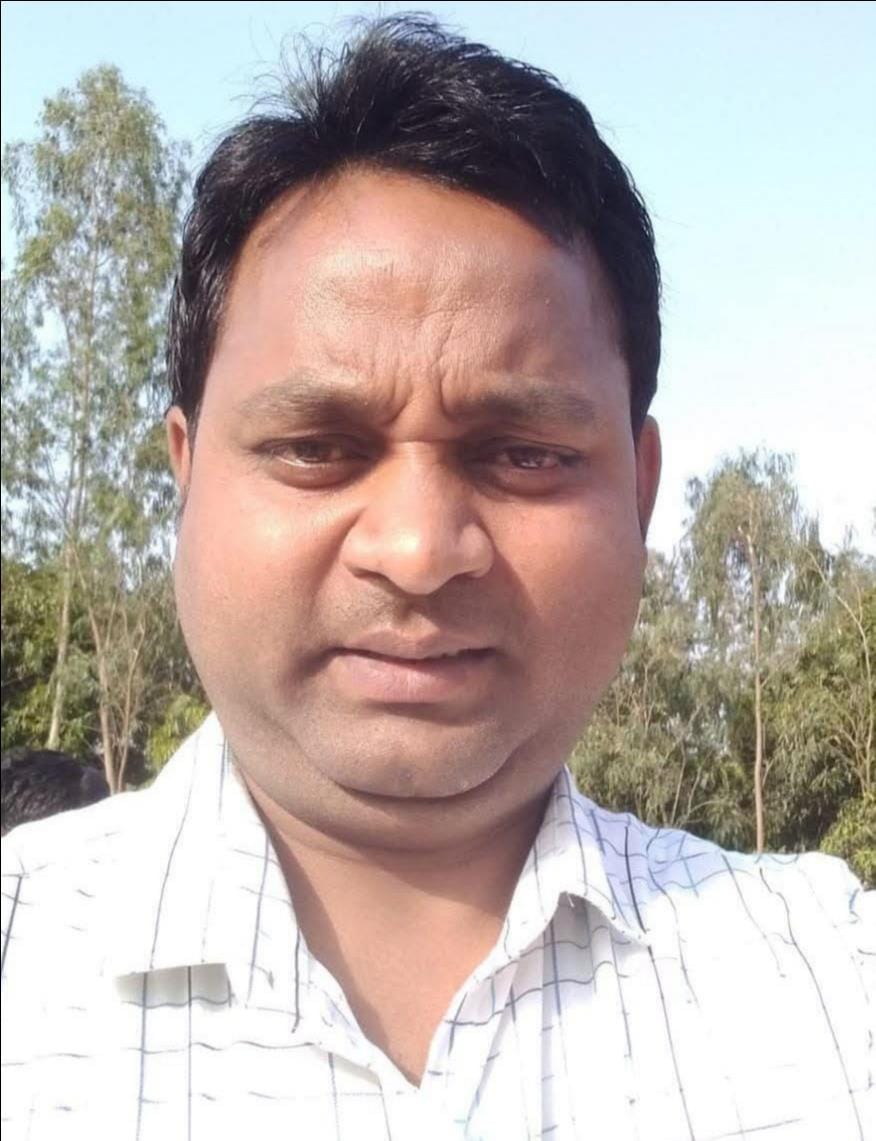 फोटो-23--जमींदोज हुई अमिया को बोरियों में भरते बागवान। संवाद फोटो-23--जमींदोज हुई अमिया को बोरियों में भरते बागवान। संवाद
