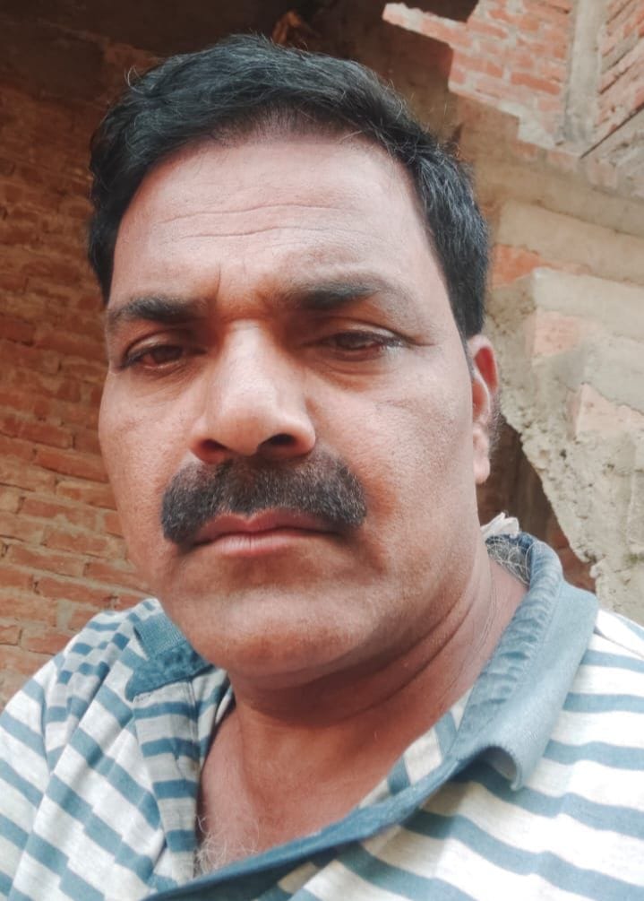 फोटो-23--जमींदोज हुई अमिया को बोरियों में भरते बागवान। संवाद फोटो-23--जमींदोज हुई अमिया को बोरियों में भरते बागवान। संवाद