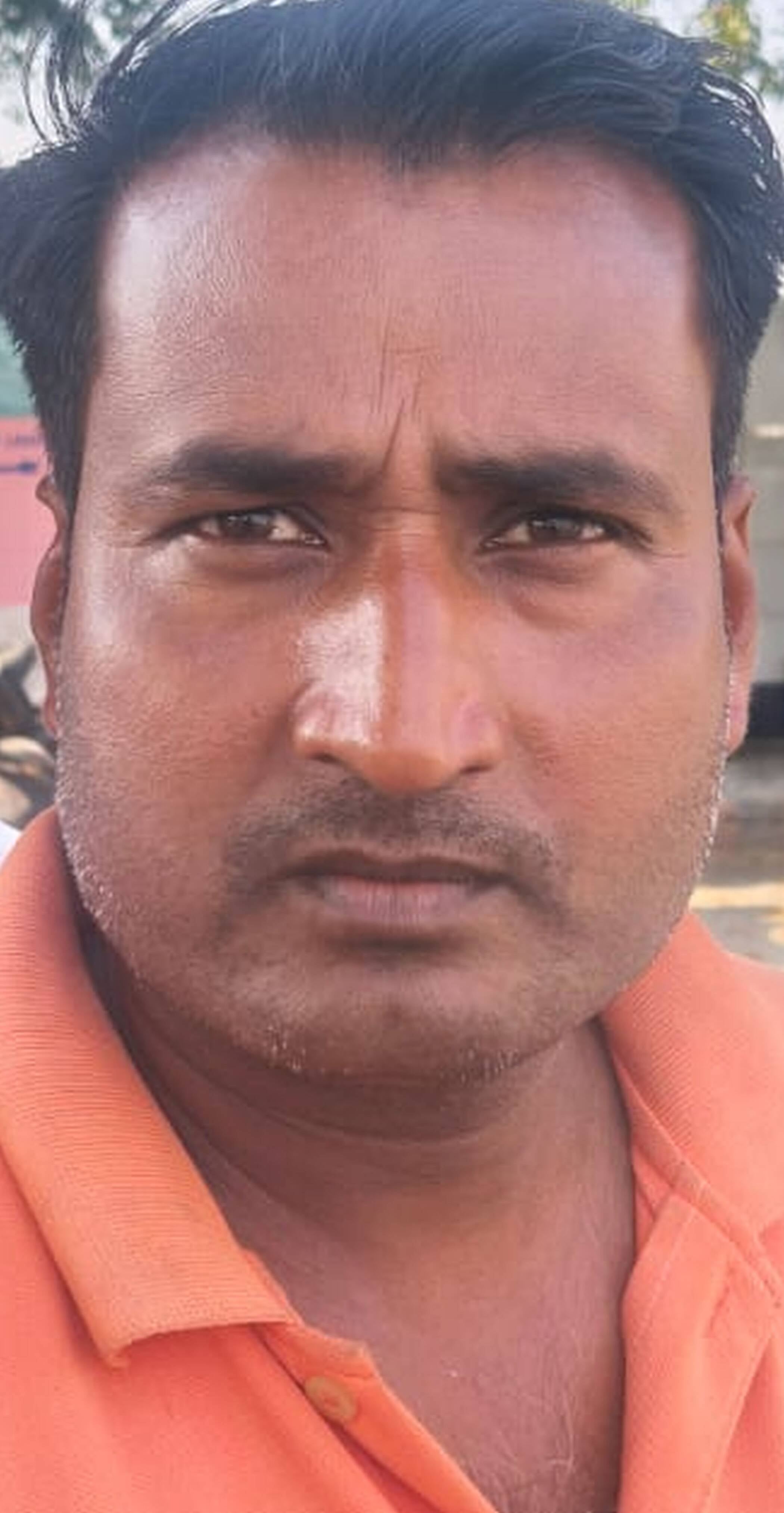 फोटो-43-पंप पर पेट्रोल भराते लोग। संवाद फोटो-43-पंप पर पेट्रोल भराते लोग। संवाद