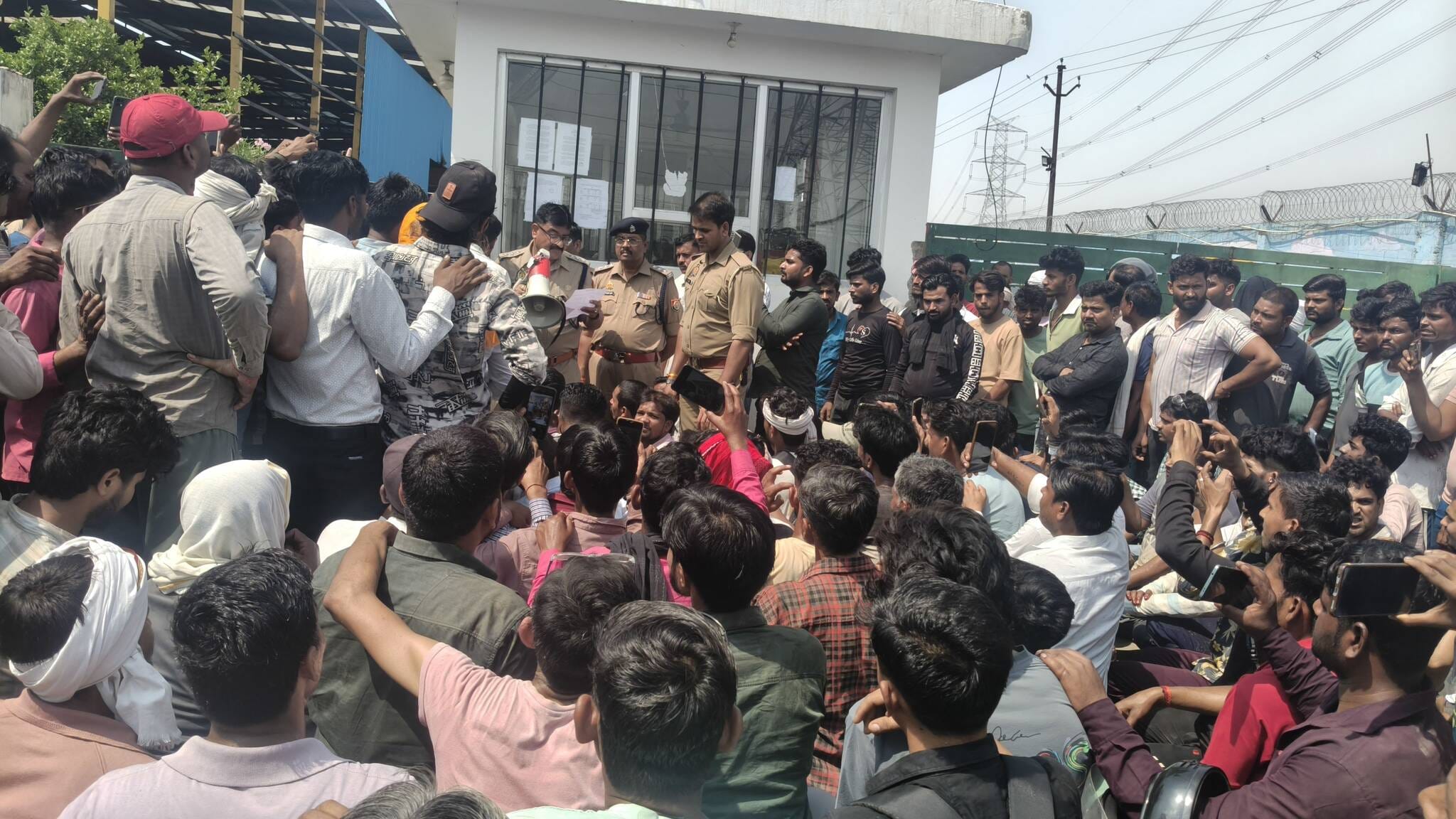 फोटो- खानचंद्रपुर रोड स्थित फैक्टरी के बाहर श्रमिकों को समझाती पुलिस। संवाद
