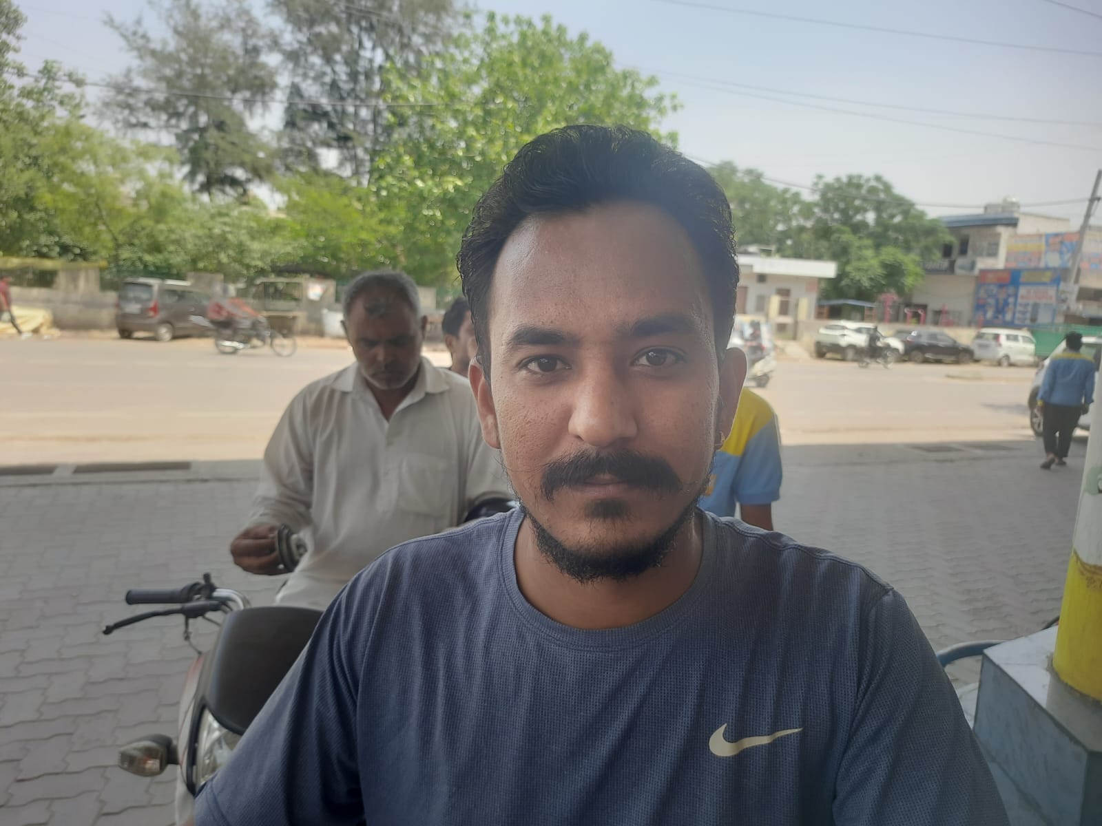फोटो : सोनीपत में ओल्ड रोहतक रोड स्थित फीलिंग स्टेशन पर वाहनों में पेट्रोल डलवाते लोग। संवाद फोटो : सोनीपत में ओल्ड रोहतक रोड स्थित फीलिंग स्टेशन पर वाहनों में पेट्रोल डलवाते लोग। संवाद
