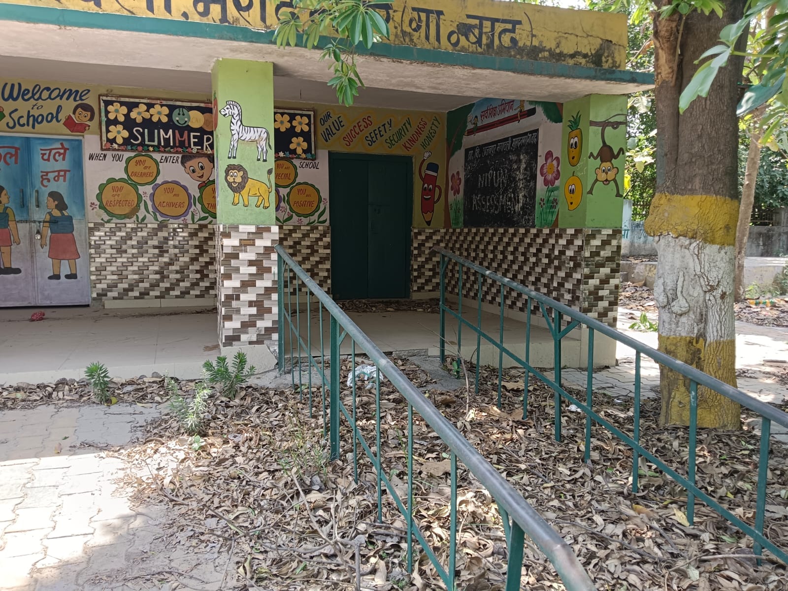 गांधीनगर स्तिथ प्राथमिक विद्यालय का जर्ज़र भवन। संवाद गांधीनगर स्तिथ प्राथमिक विद्यालय का जर्ज़र भवन। संवाद