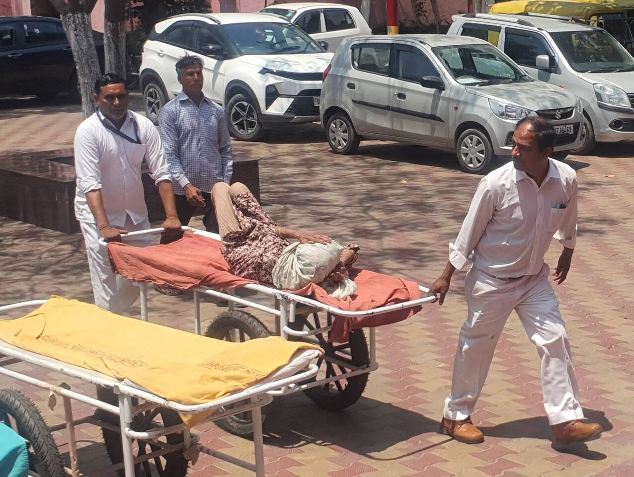 इंपैक्ट- जिला अस्पताल में इमरजेंसी वार्ड के बाहर रखे स्ट्रेचर इंपैक्ट- जिला अस्पताल में इमरजेंसी वार्ड के बाहर रखे स्ट्रेचर