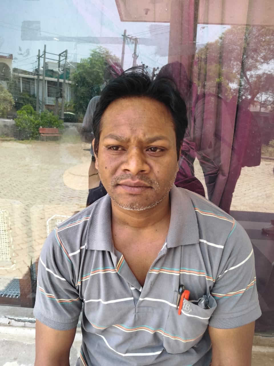जिला समाज कल्याण अधिकारी कार्यालय के बाहर खड़े लोग। संवाद जिला समाज कल्याण अधिकारी कार्यालय के बाहर खड़े लोग। संवाद