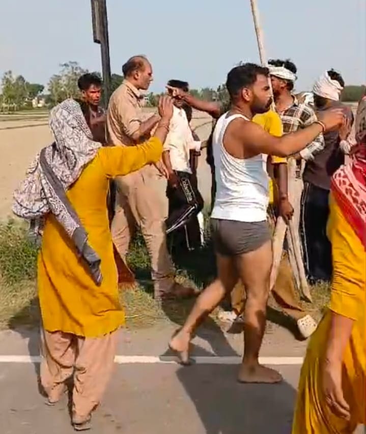 लखनौती के गांव बानुखेड़ी में संघर्ष में घायल पुलिसकर्मी। श्रोत वीडियोग्रैब लखनौती के गांव बानुखेड़ी में संघर्ष में घायल पुलिसकर्मी। श्रोत वीडियोग्रैब