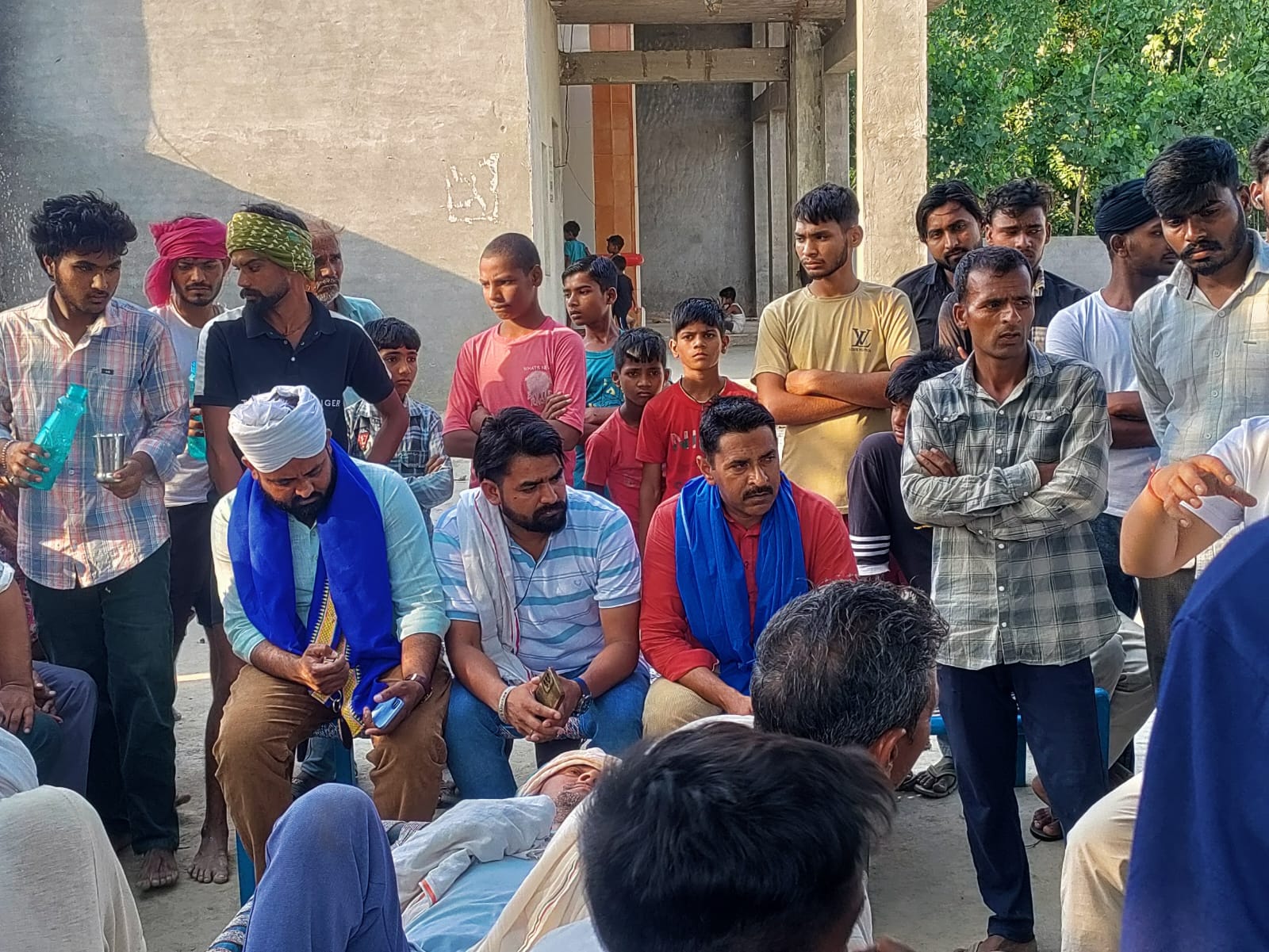लखनौती के गांव बानुखेड़ी में संघर्ष में घायल पुलिसकर्मी। श्रोत वीडियोग्रैब लखनौती के गांव बानुखेड़ी में संघर्ष में घायल पुलिसकर्मी। श्रोत वीडियोग्रैब