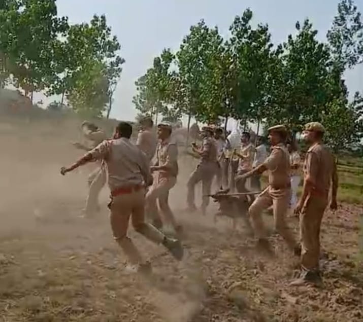 लखनौती के गांव बानुखेड़ी में संघर्ष में घायल पुलिसकर्मी। श्रोत वीडियोग्रैब लखनौती के गांव बानुखेड़ी में संघर्ष में घायल पुलिसकर्मी। श्रोत वीडियोग्रैब
