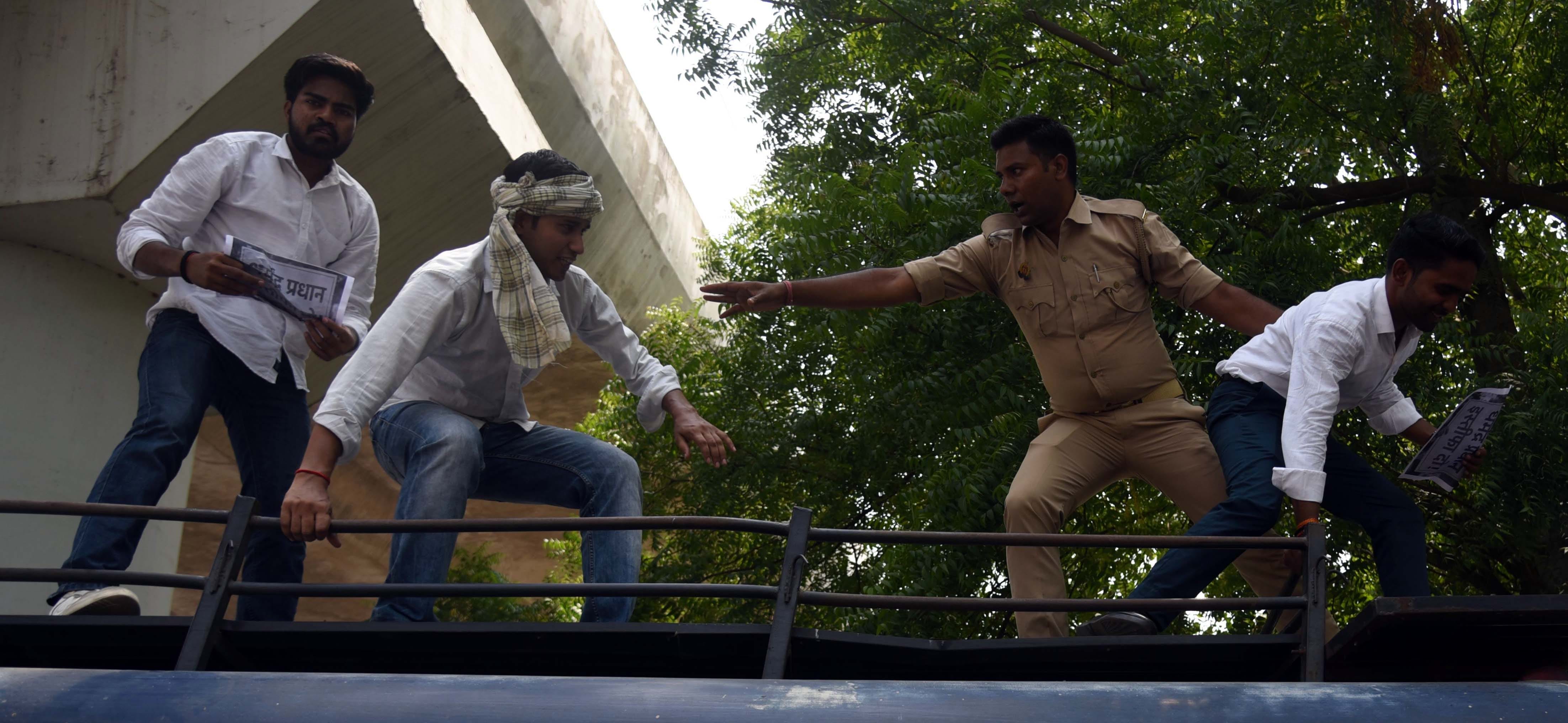 लविवि के गेट पर प्रदर्शन करते छात्र। लविवि के गेट पर प्रदर्शन करते छात्र।