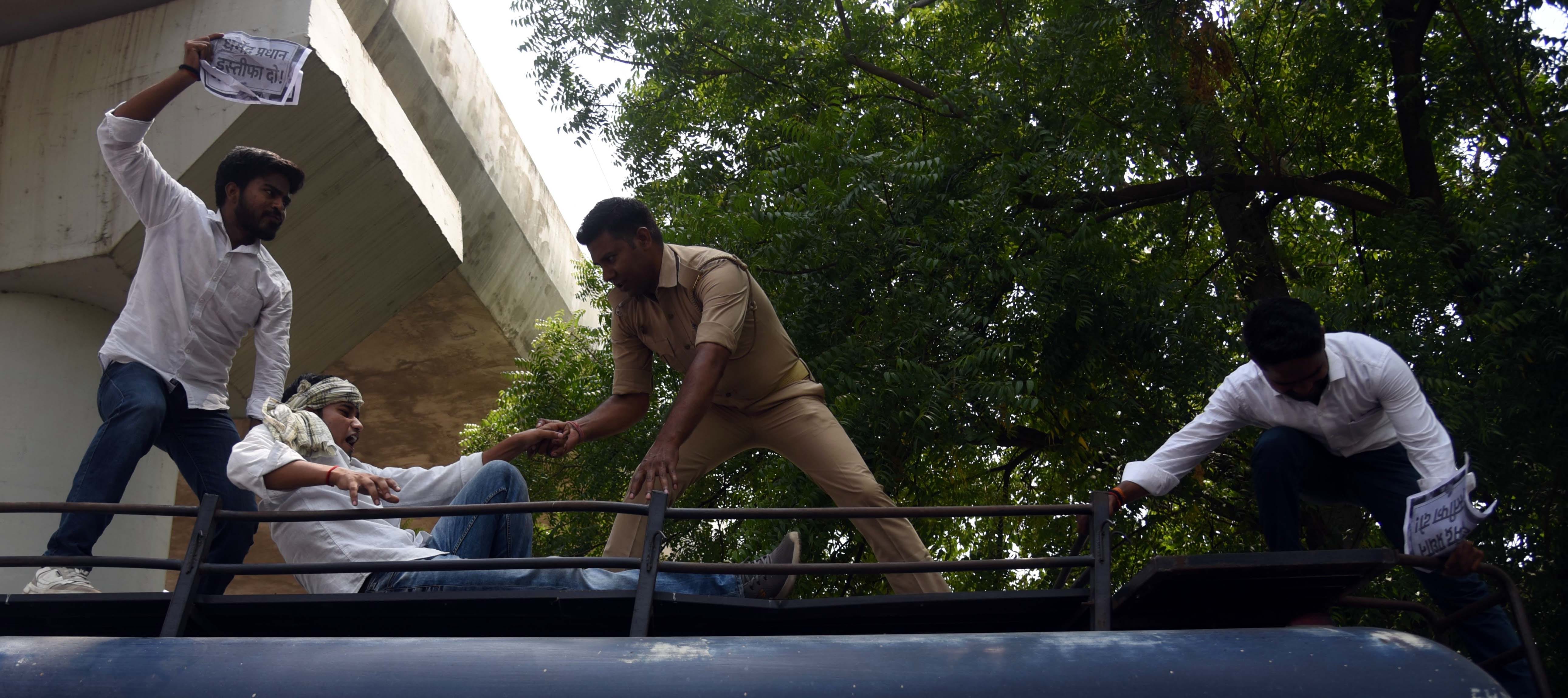लविवि के गेट पर प्रदर्शन करते छात्र। लविवि के गेट पर प्रदर्शन करते छात्र।
