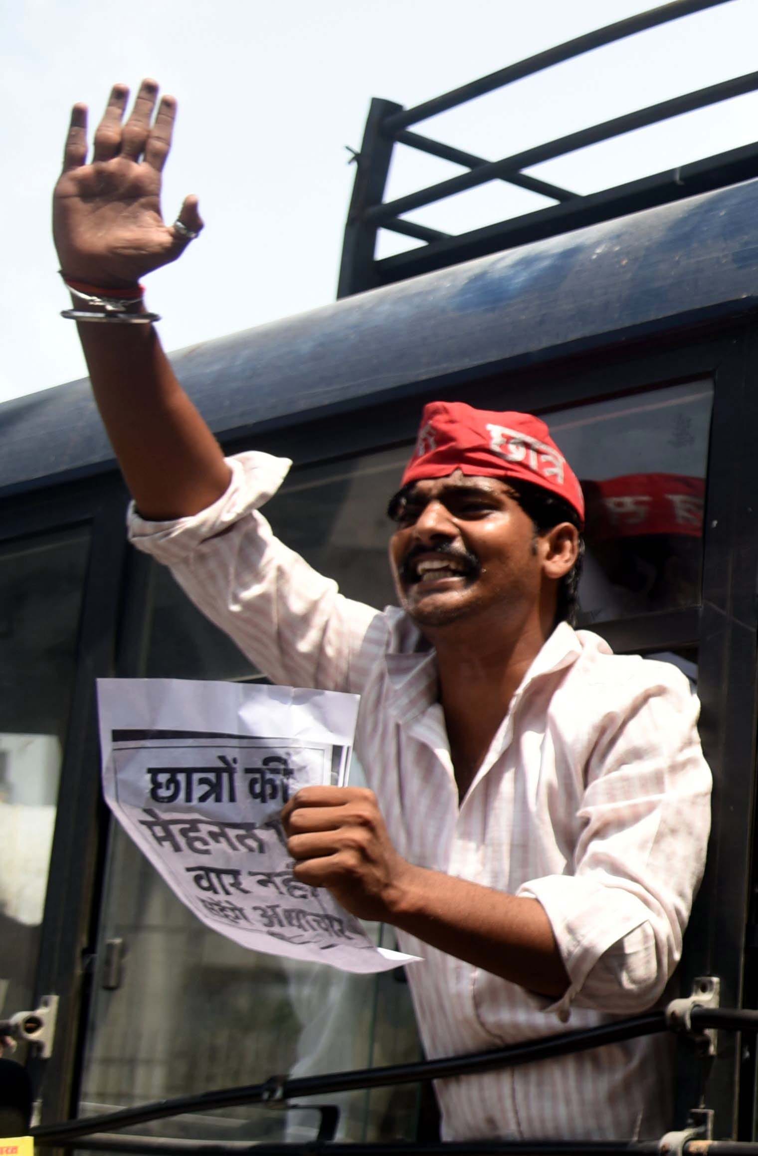 लविवि के गेट पर प्रदर्शन करते छात्र। लविवि के गेट पर प्रदर्शन करते छात्र।